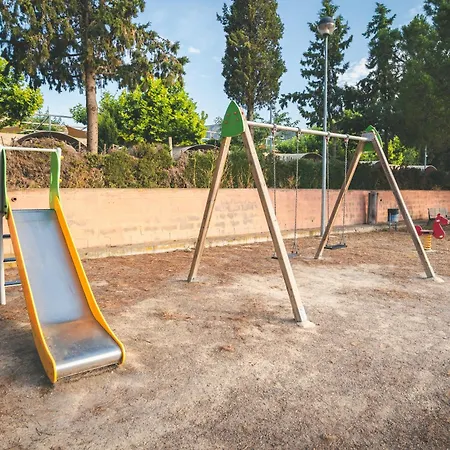 Holacamp Hostel *