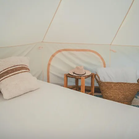 Holacamp Hostel *